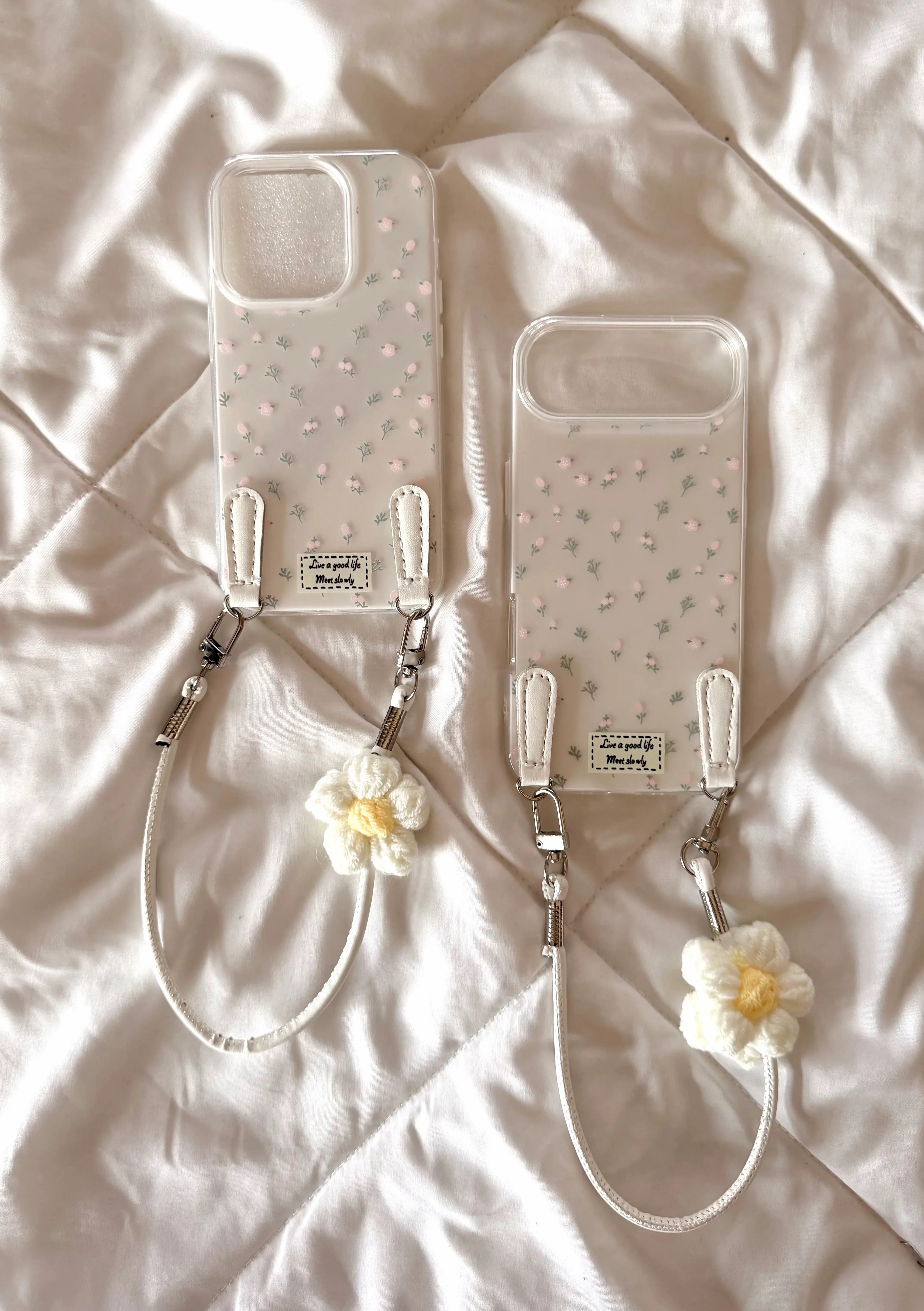 Mini floral phone case with daisy charm (white)