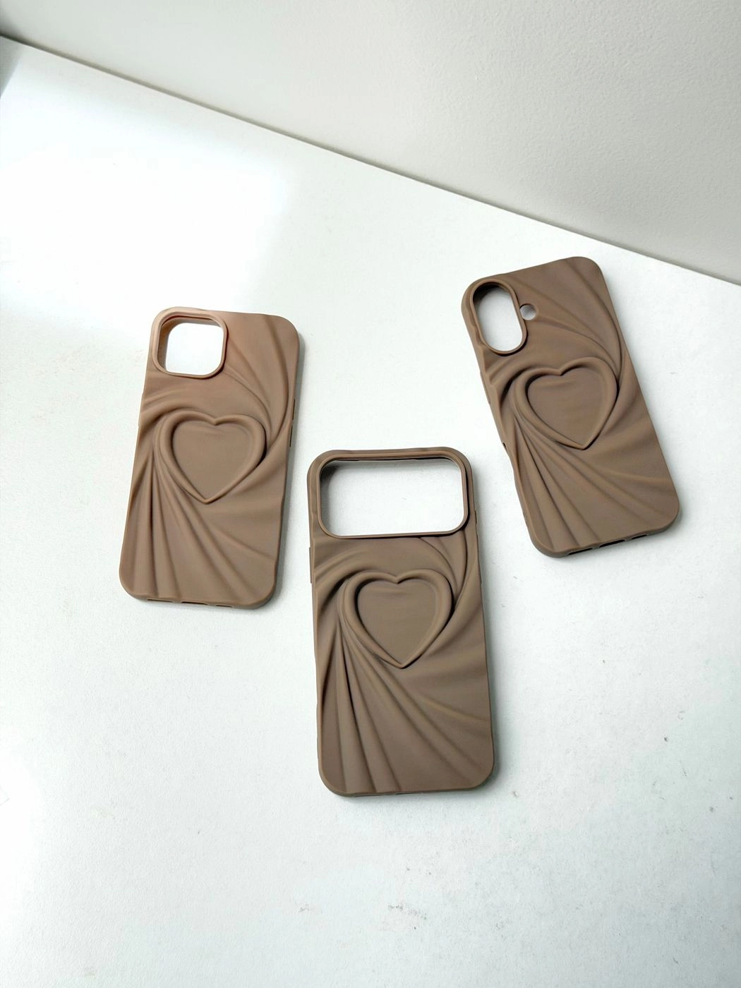 Brown wavy heart silicone case