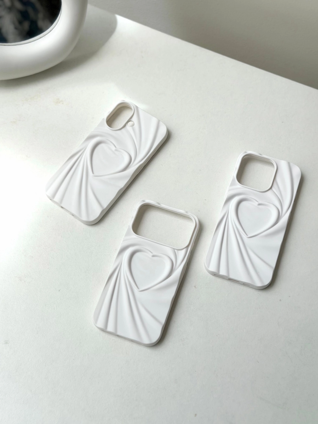White wavy heart silicone case