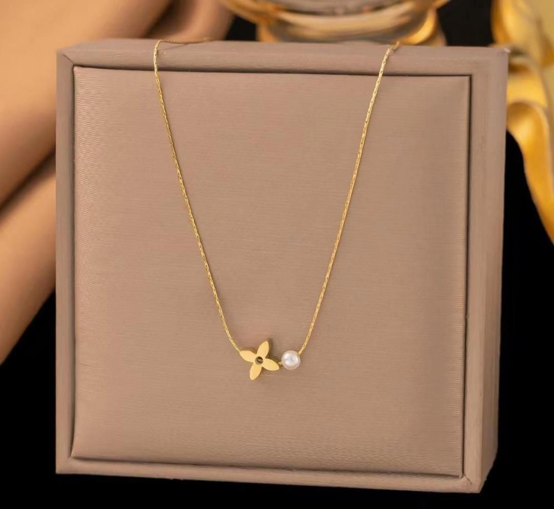 Minimal bead &flower necklace