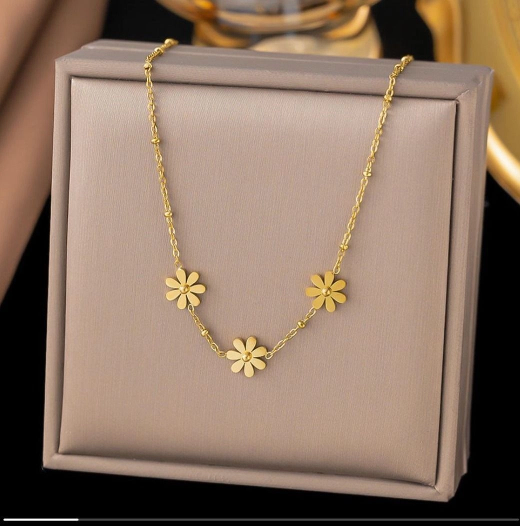 Daisy flower necklace