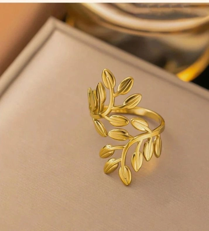 Leaf themed adjustable ring