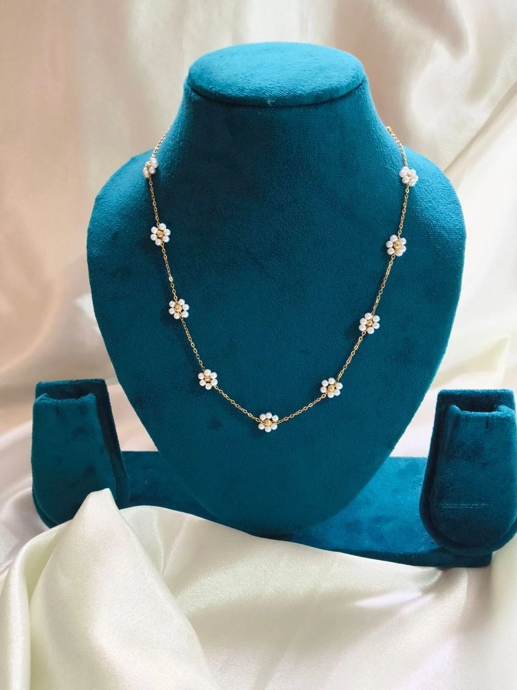 Floral theme necklace