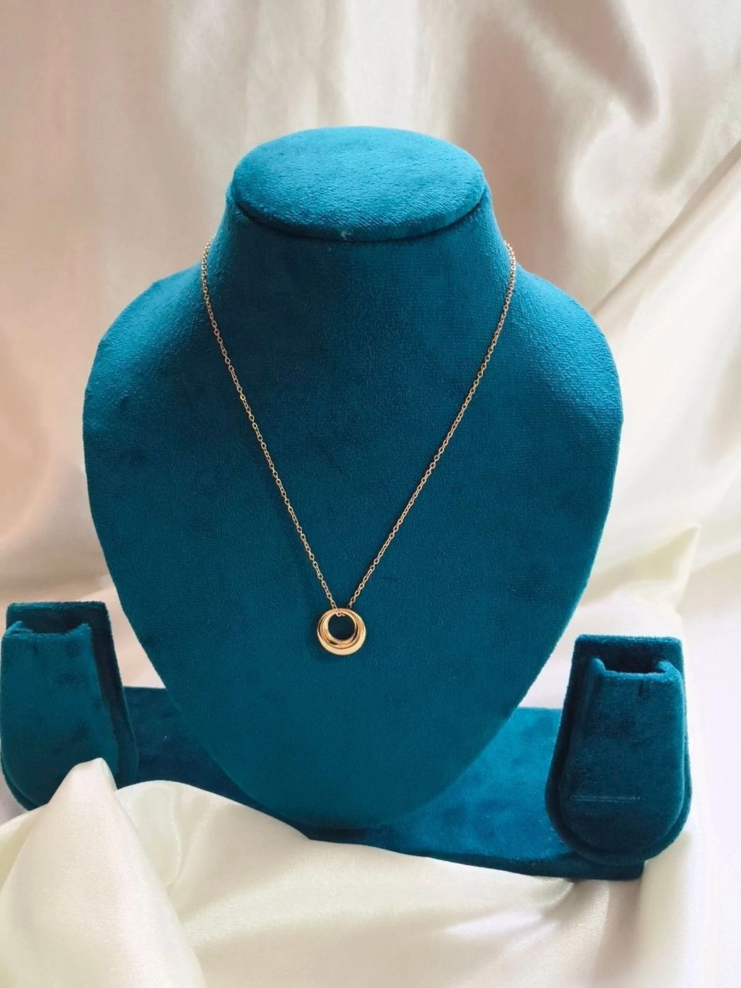 Circle pendant necklace