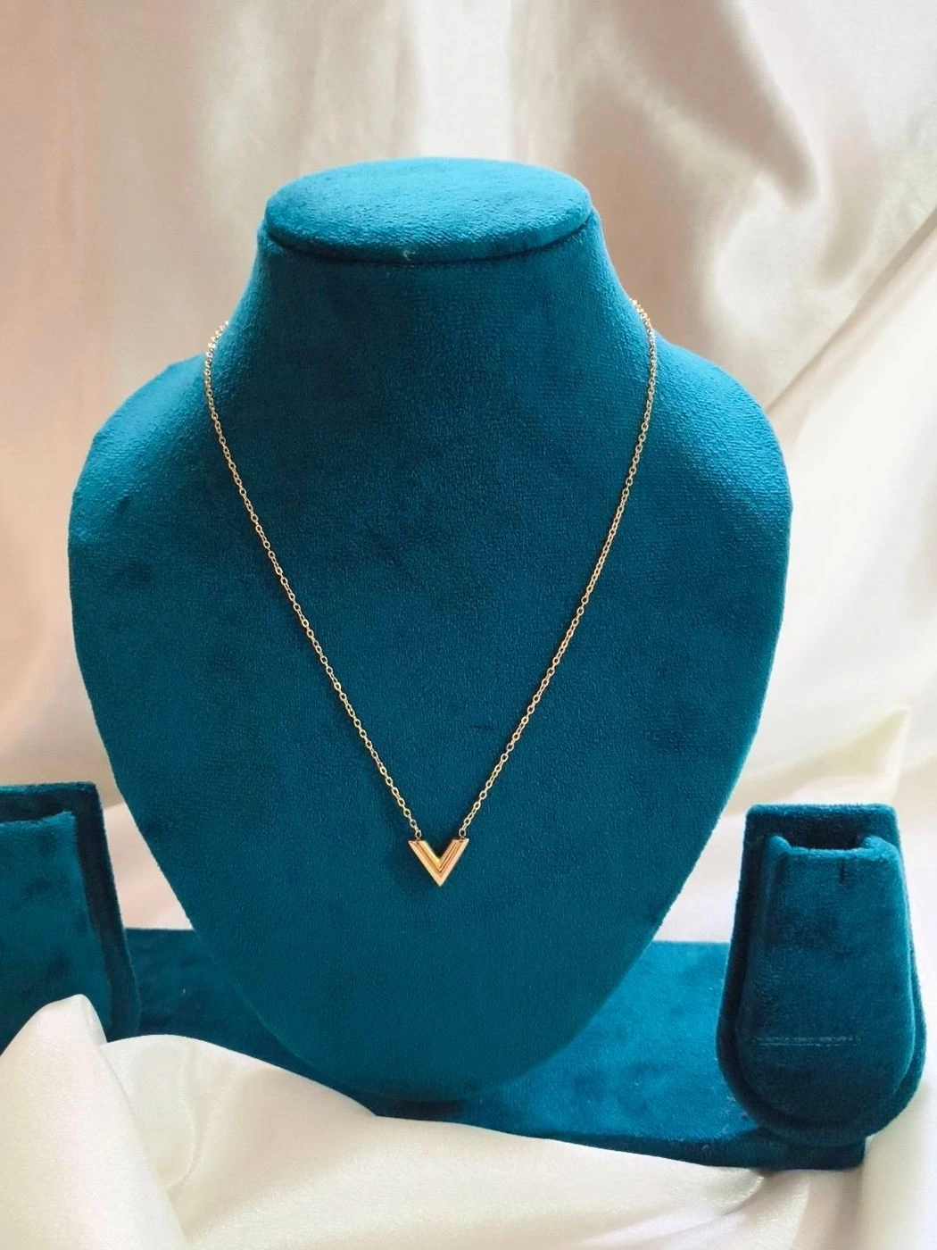 V shaped pendant necklace