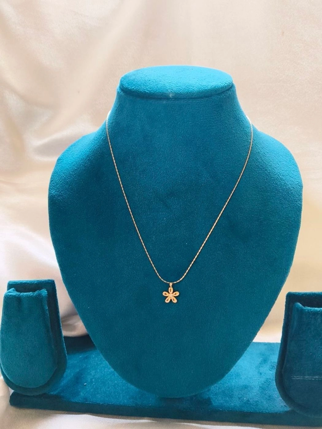 Floral minimal pendant neckchain