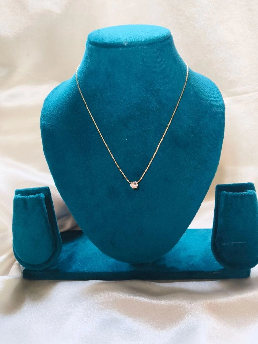 Solitaire stone neck chain