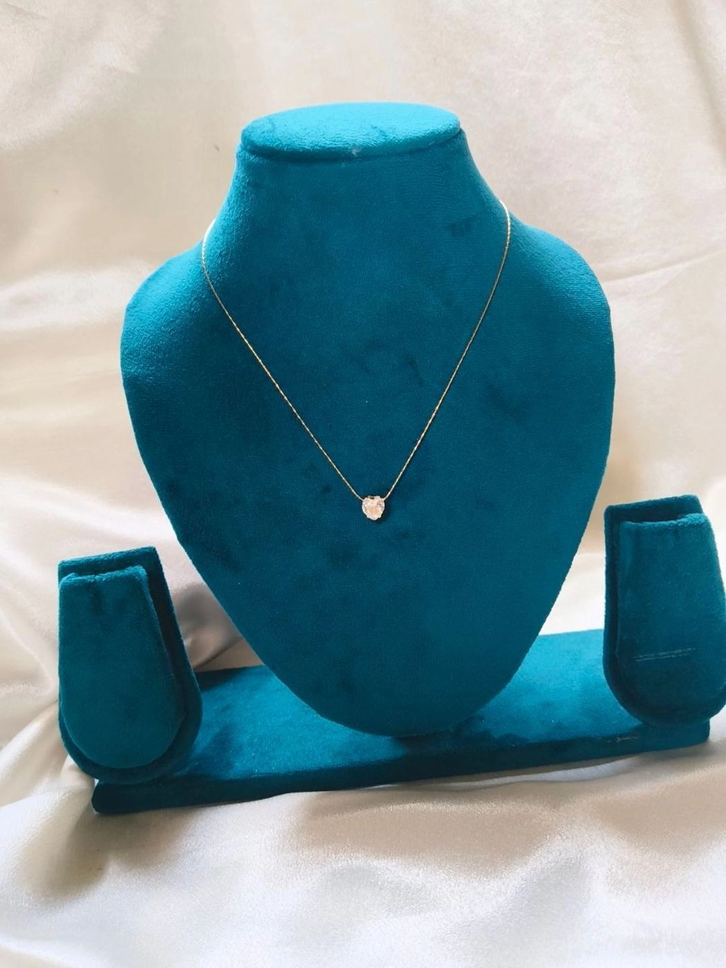 Solitaire heart pendant necklace