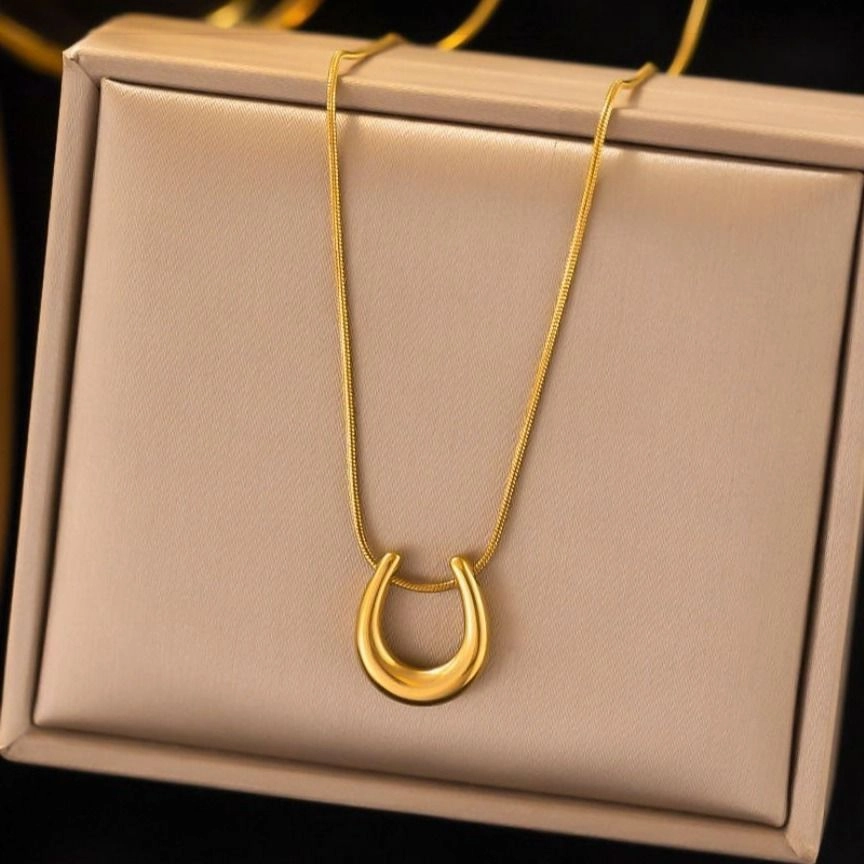 U shaped pendant necklace
