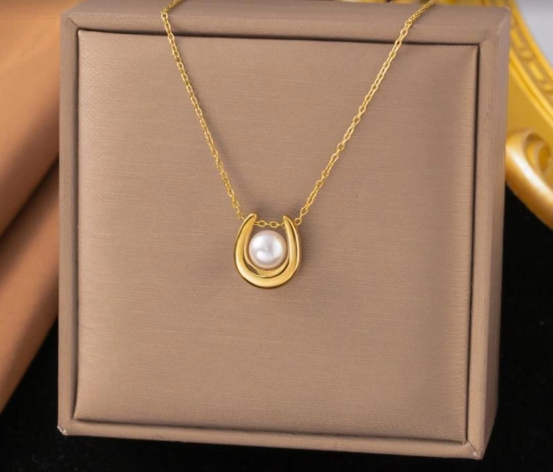 Pearl pendant necklace