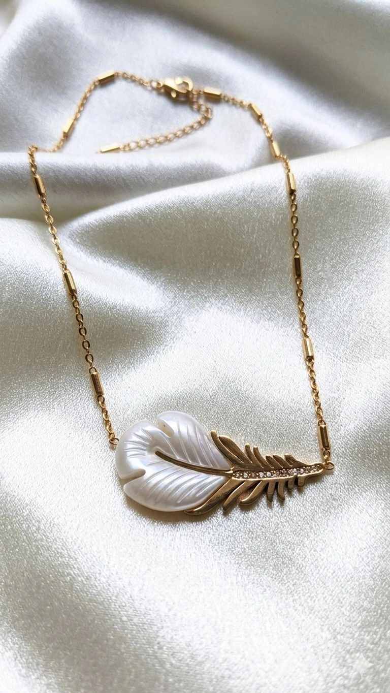 Palm leaf pendent neckchain
