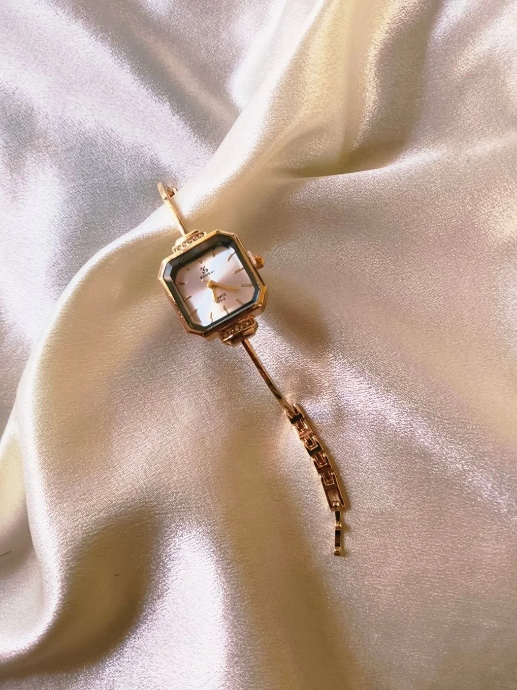 Sleek white watch 1