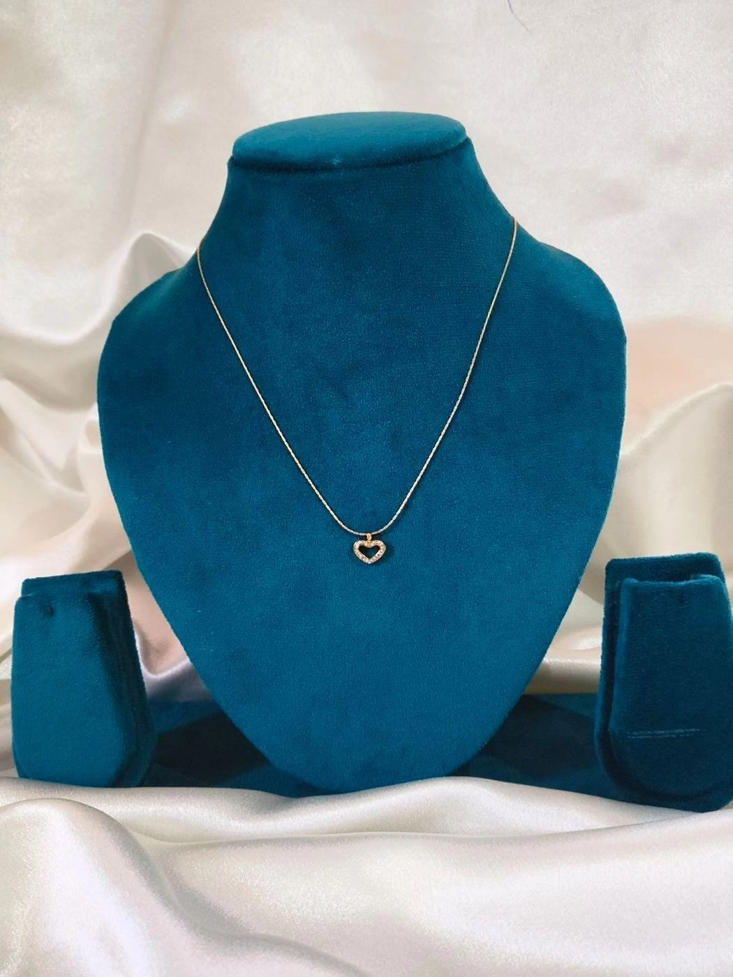 Minimal heart pendant necklace