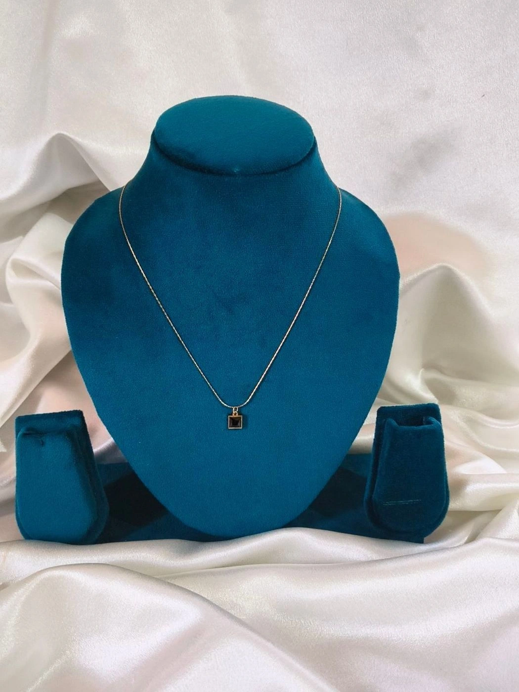 Black pendent minimal neckchain