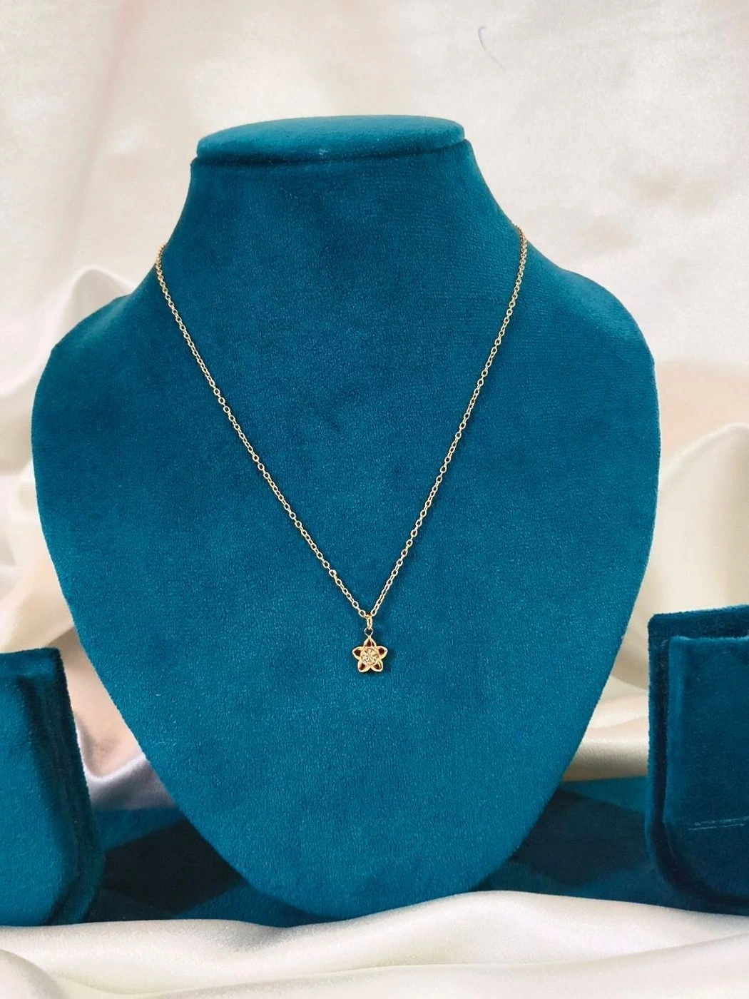 Minimal flower pendant necklace