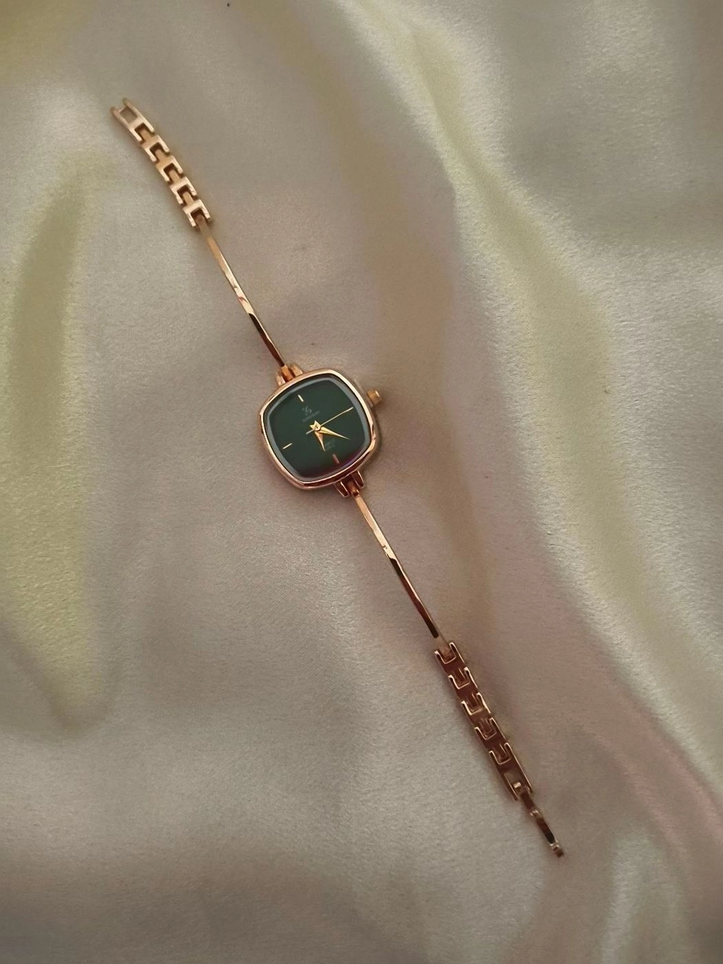 Sleek watch green 2