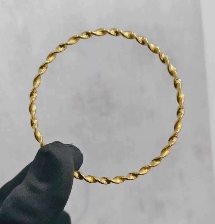 Antitarnish Spiral Bangle 1 pcs