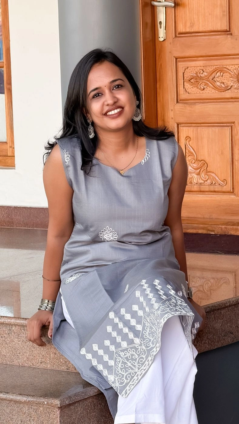 Elegant Grey Embroidered Kurti with Detachable Sleeves 2