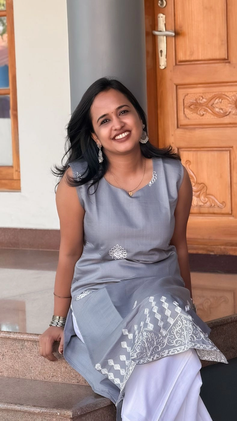 Elegant Grey Embroidered Kurti with Detachable Sleeves 4