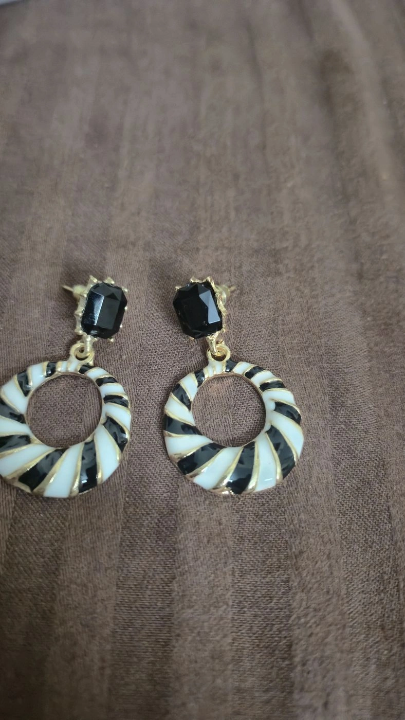 StyleHive Monochrome Swirl Drop Earrings 1