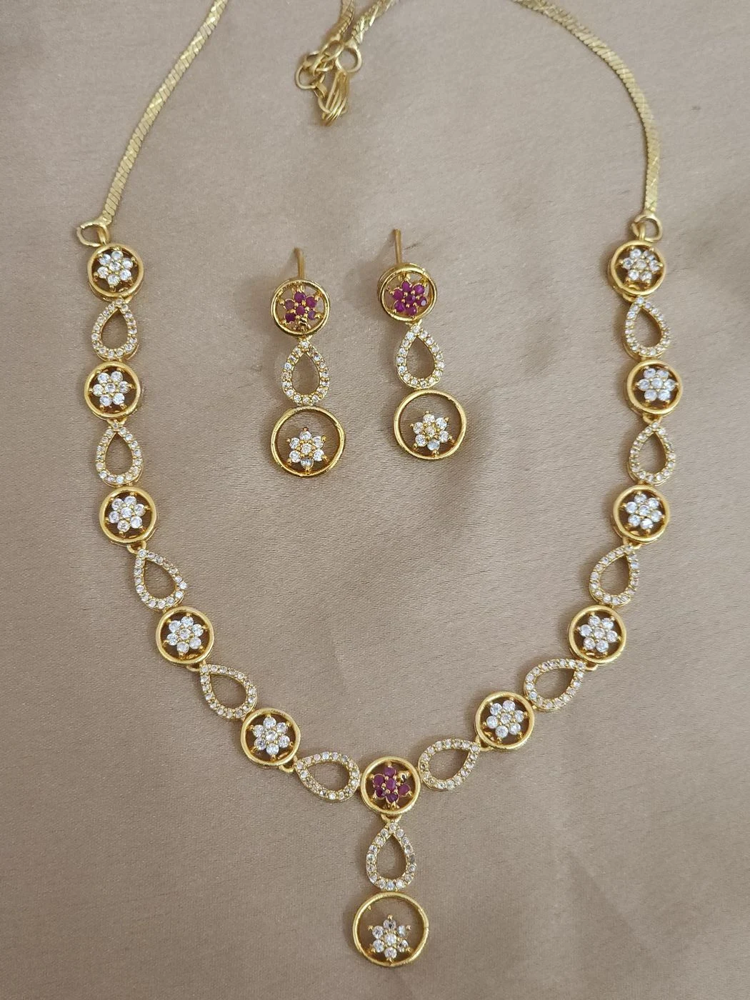 StyleHive Ruby Bloom Floral Necklace Set