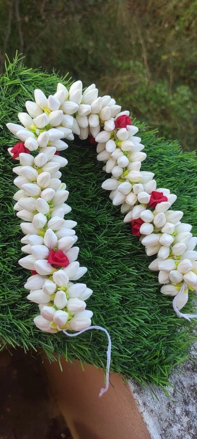 Madurai malli charm with red flowers