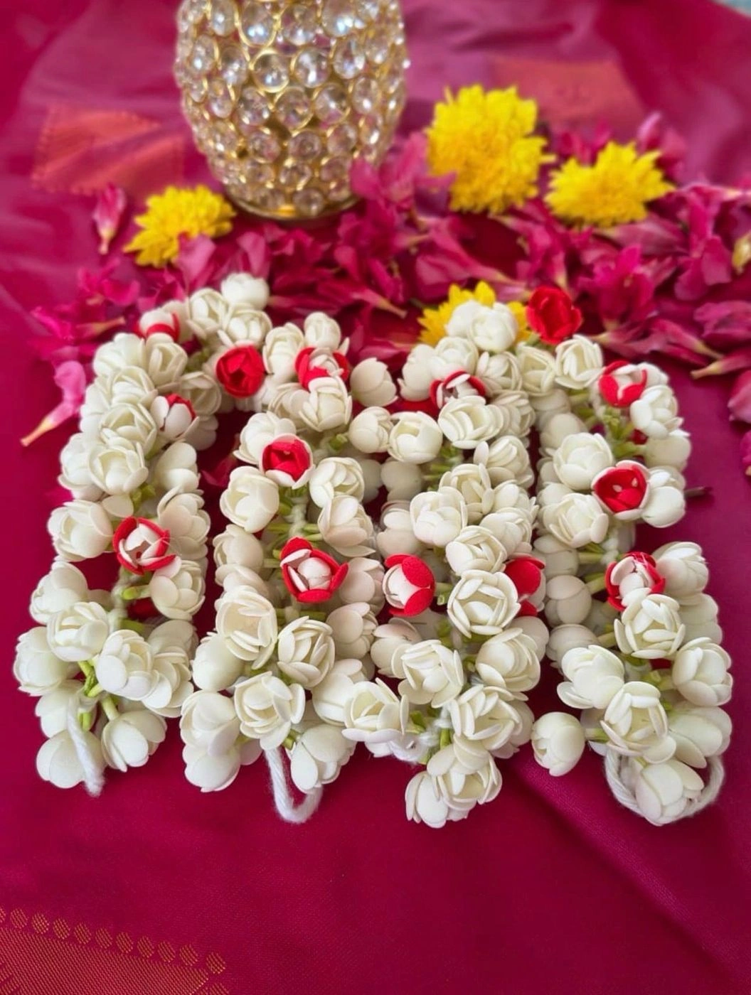 Foam malli with red flowers