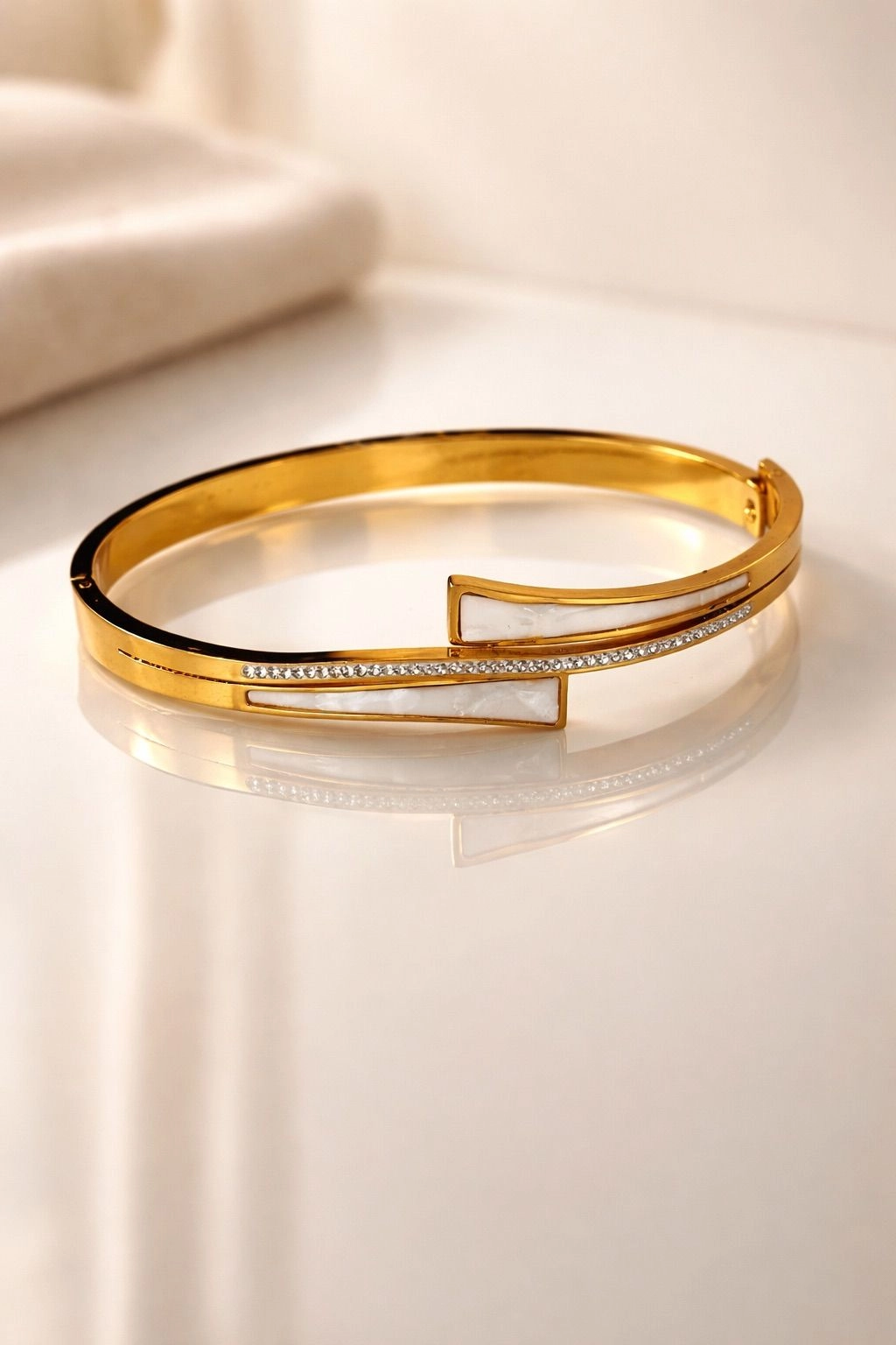 Sleek Aura Gold Bangle