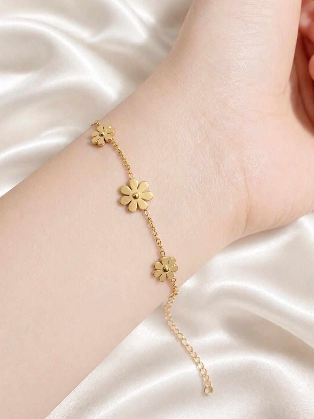 Golden Daisy Chain Bracelet 1