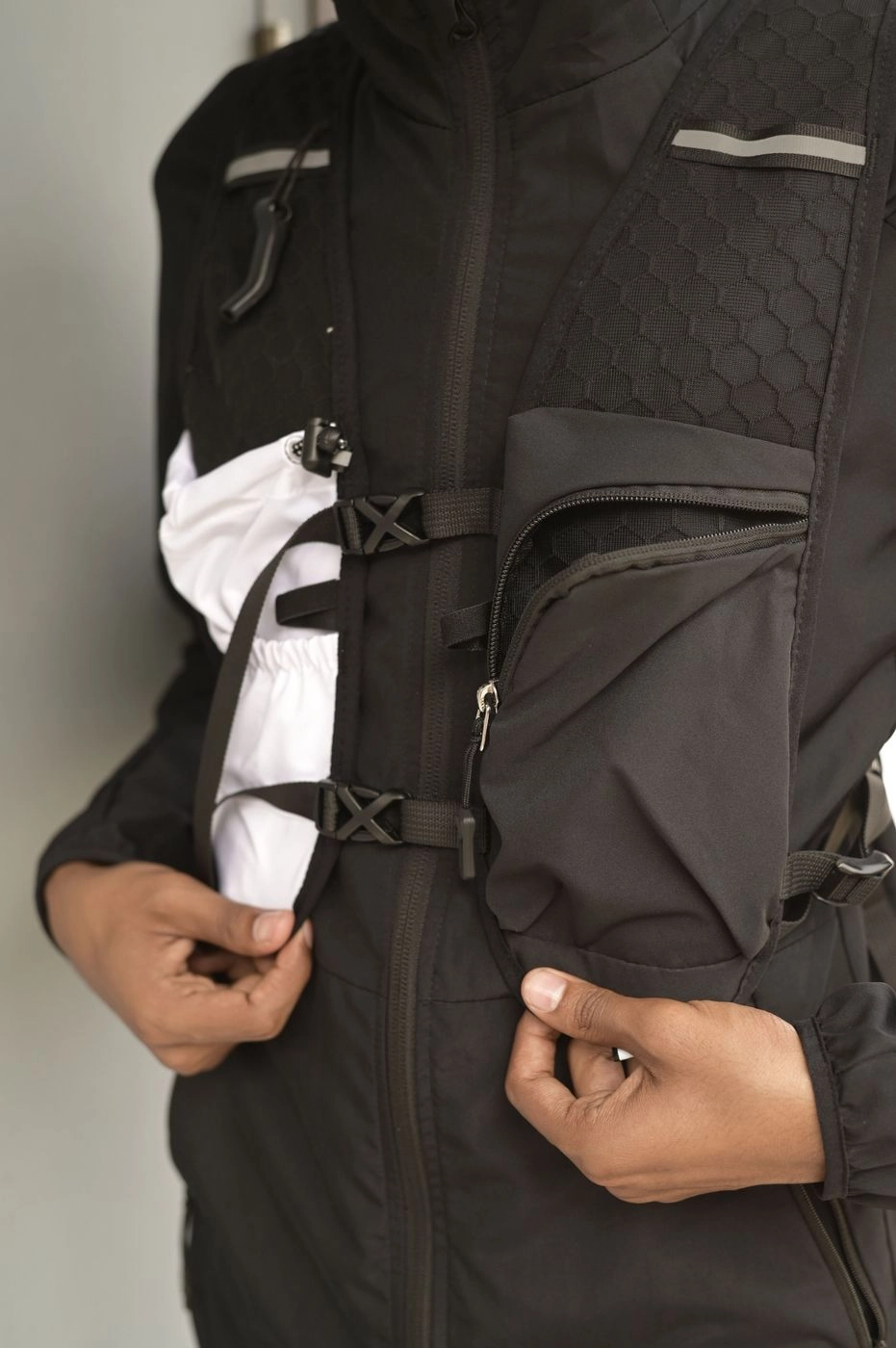 CadenceLife Trail Hydration Vest with 2L Water Bladder 6
