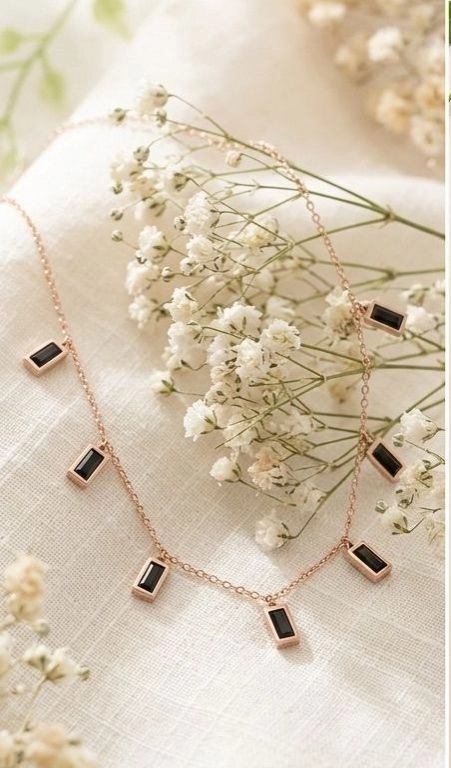 The Onyx Bar Choker 1