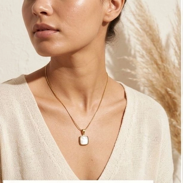 The riviera Pendant Necklace 1