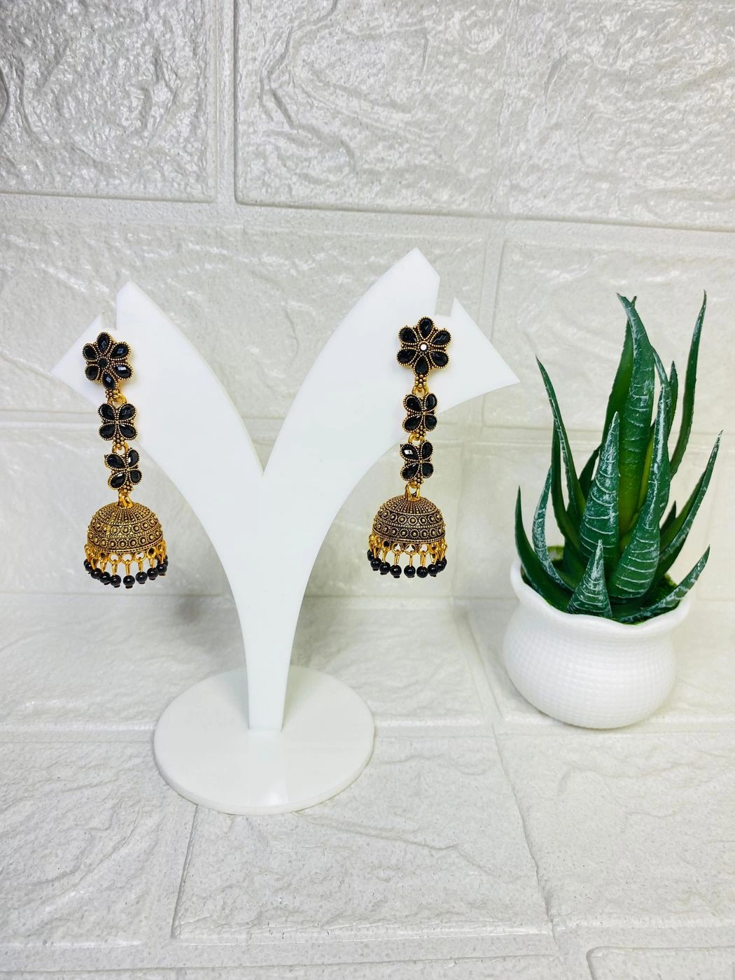 Black floral jhumka