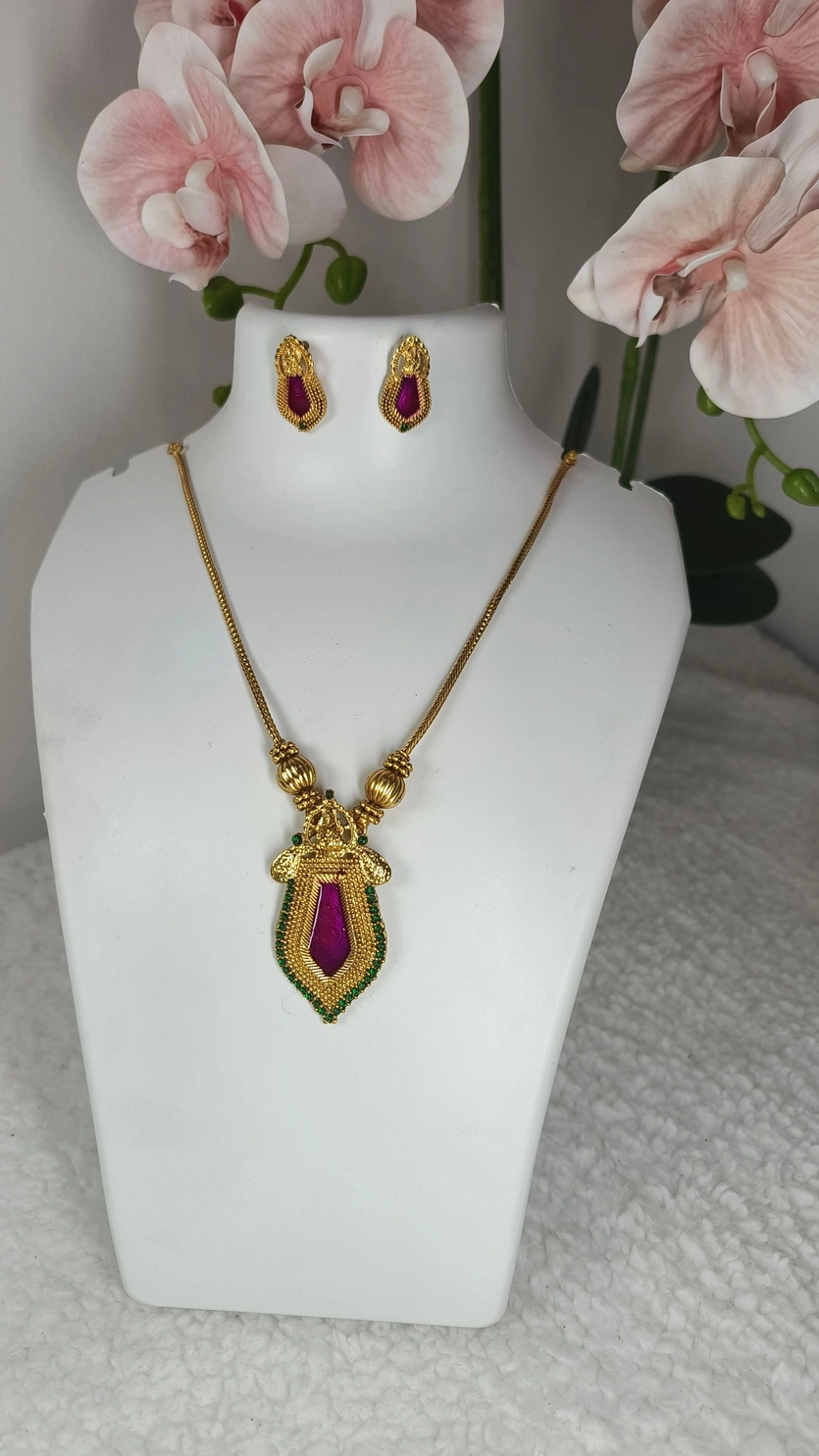 Nagapadam pendant chain set