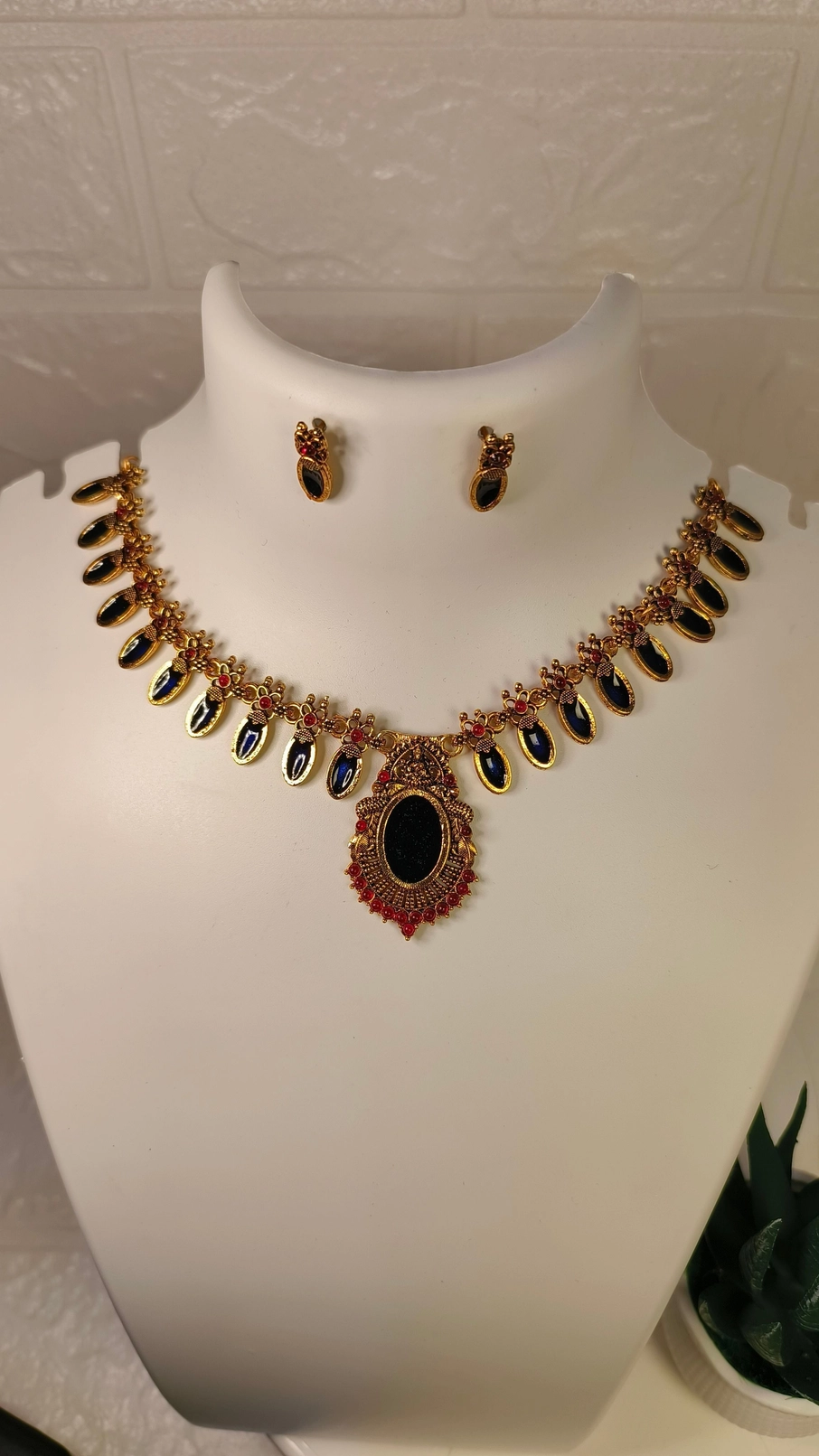 Traditional blue necklace set 2