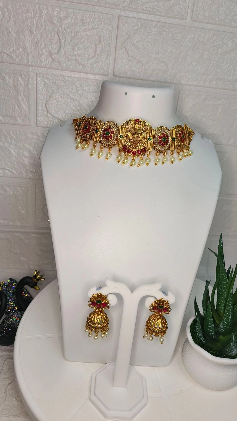 Traditional Choker set