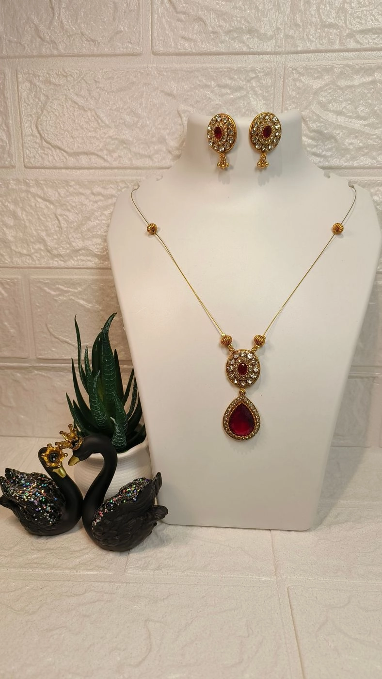 Red invisible chain set