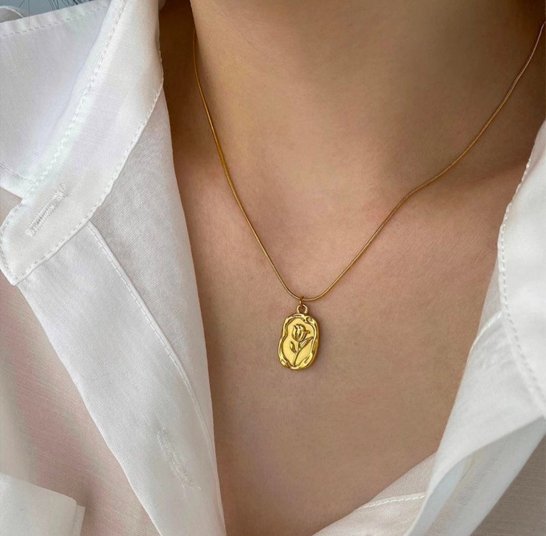 Rose pendant fancy chain