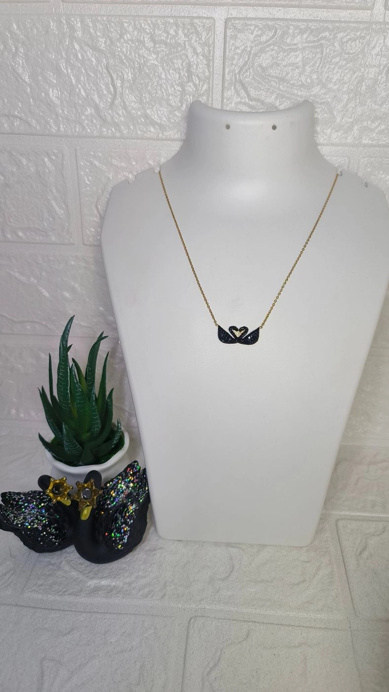 Black swan pendant chain