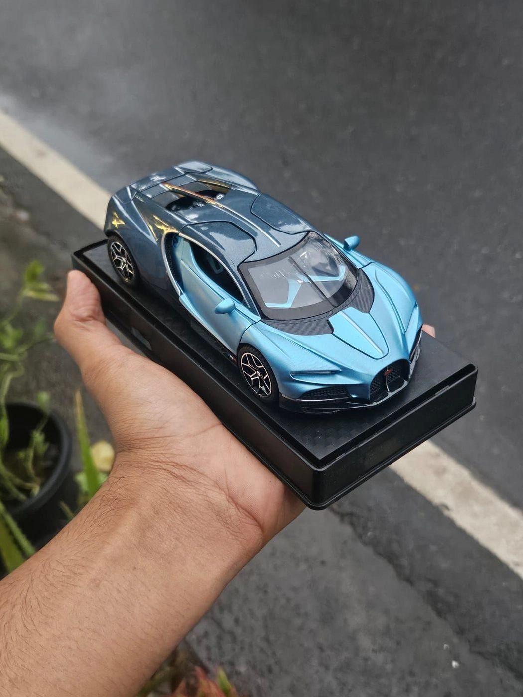 Bugatti Tourbillon V16 Blue 1:32 Premium Diecast Car 1