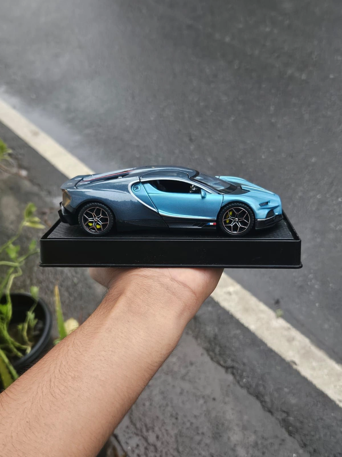 Bugatti Tourbillon V16 Blue 1:32 Premium Diecast Car 2