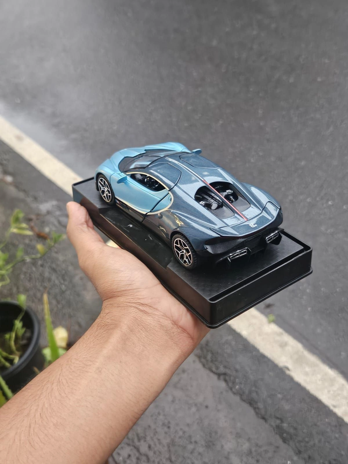 Bugatti Tourbillon V16 Blue 1:32 Premium Diecast Car 3