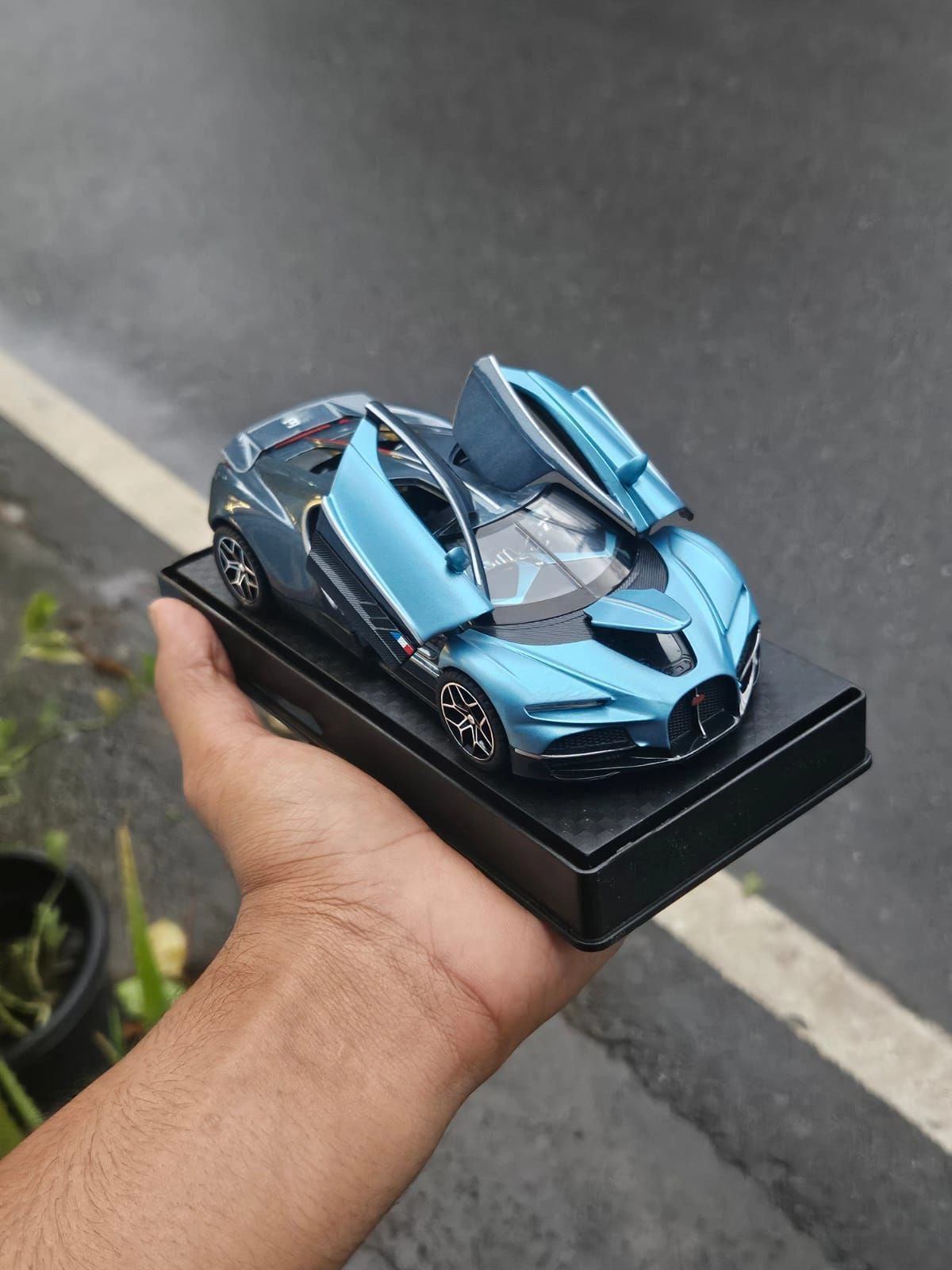 Bugatti Tourbillon V16 Blue 1:32 Premium Diecast Car 4