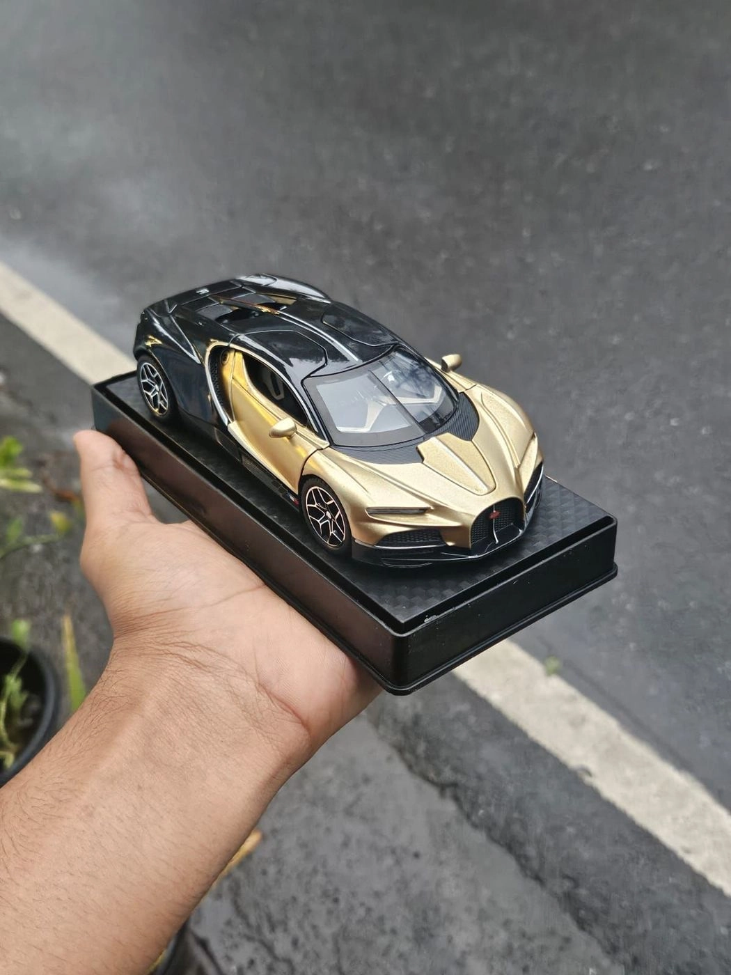 Bugatti Tourbillon V16 Gold Edition 1:32 Premium Scale Metal Diecast Car 1