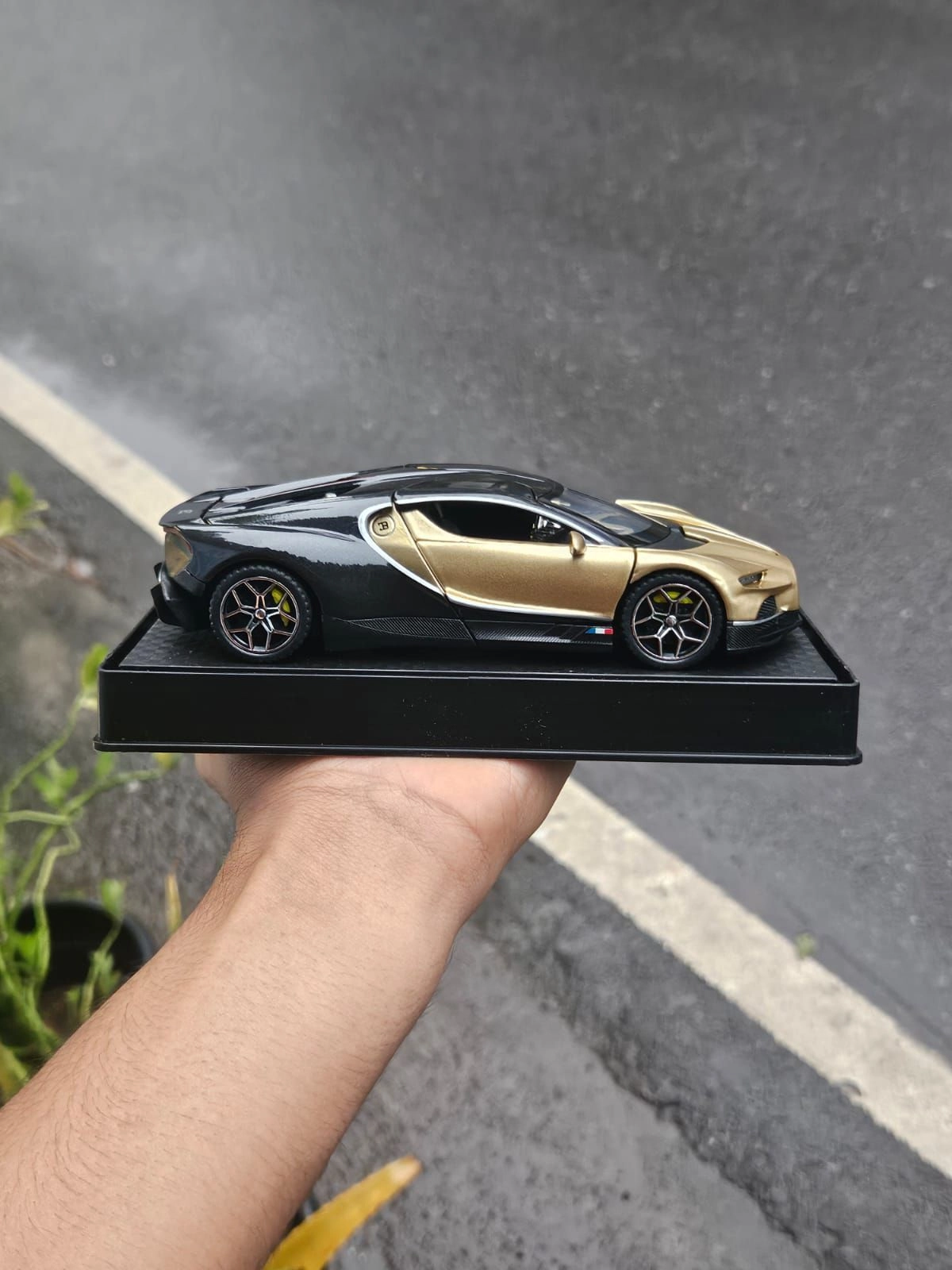 Bugatti Tourbillon V16 Gold Edition 1:32 Premium Scale Metal Diecast Car 2