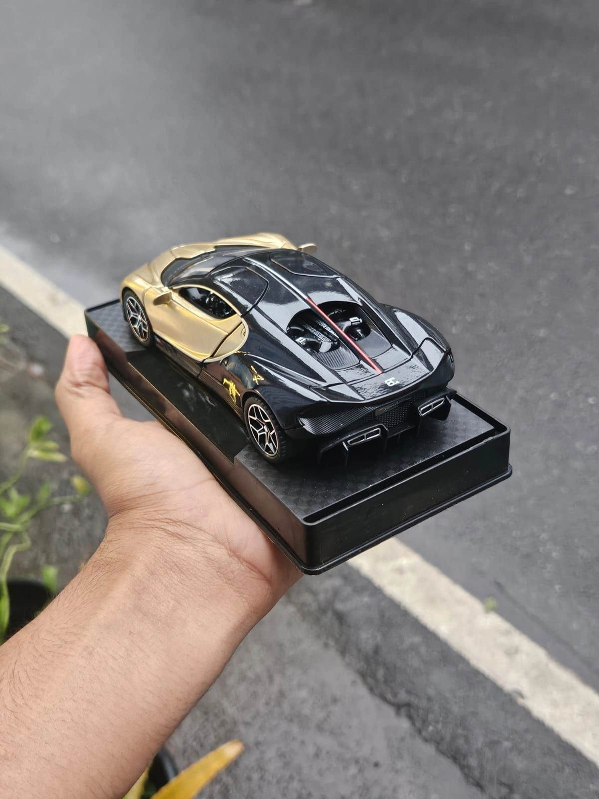 Bugatti Tourbillon V16 Gold Edition 1:32 Premium Scale Metal Diecast Car 3