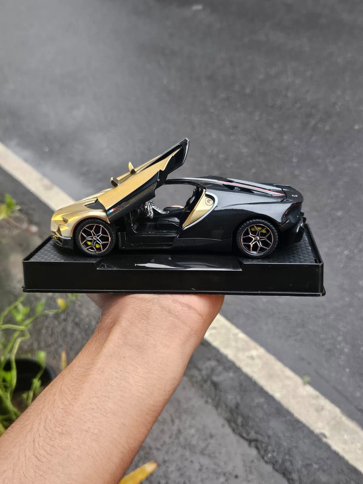 Bugatti Tourbillon V16 Gold Edition 1:32 Premium Scale Metal Diecast Car 4