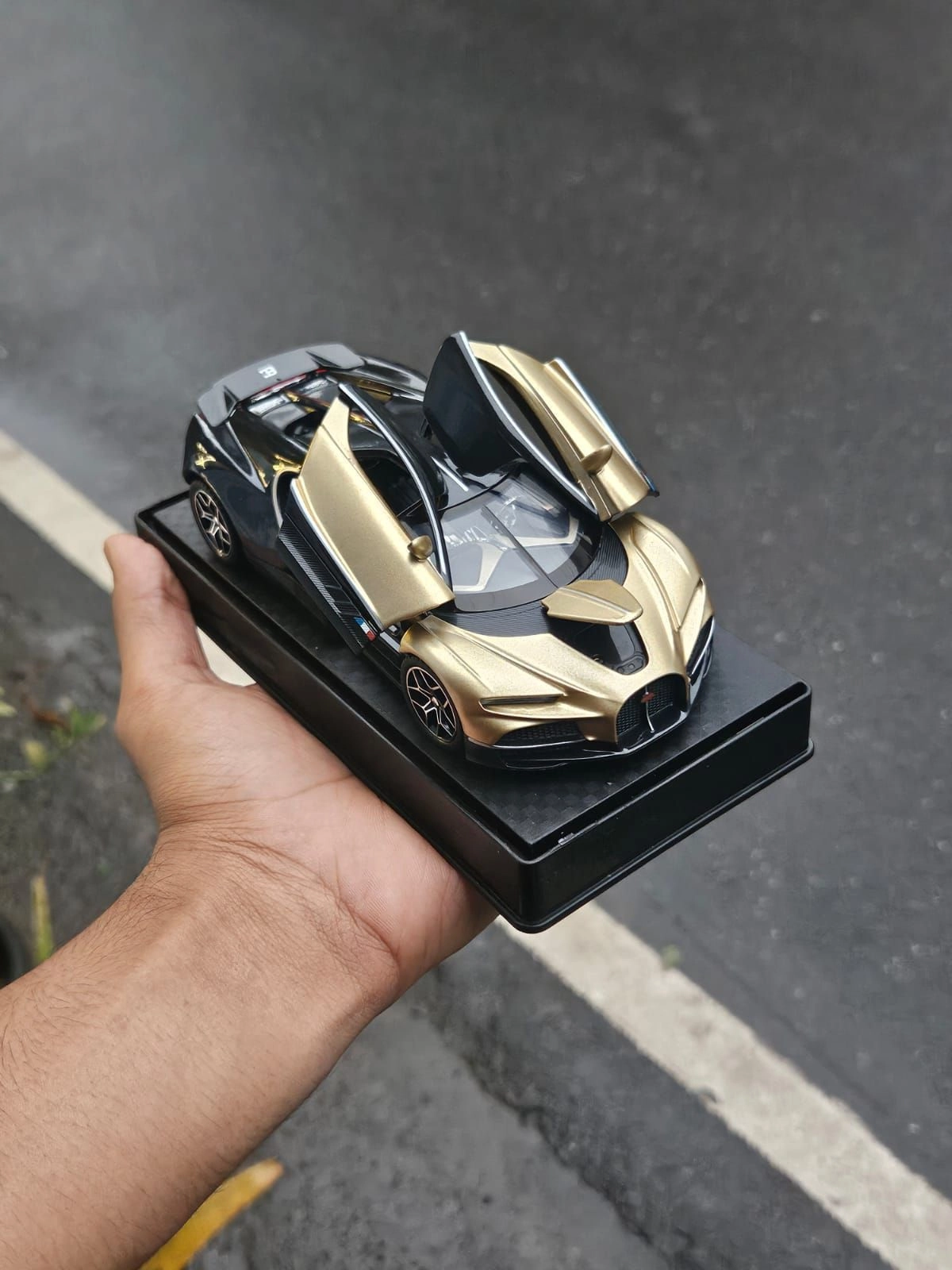 Bugatti Tourbillon V16 Gold Edition 1:32 Premium Scale Metal Diecast Car 5