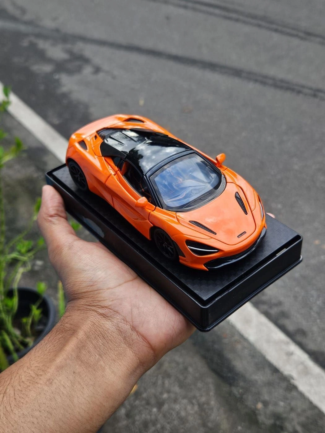 McLaren 720S 1:32 Premium Scale Metal Diecast Car 1