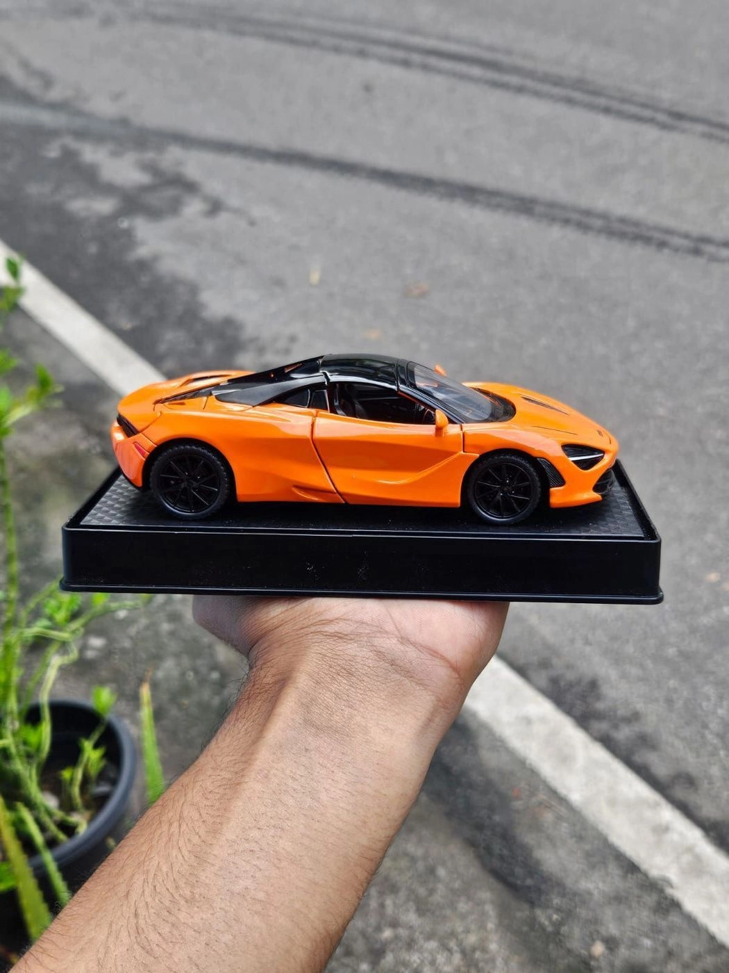 McLaren 720S 1:32 Premium Scale Metal Diecast Car 2